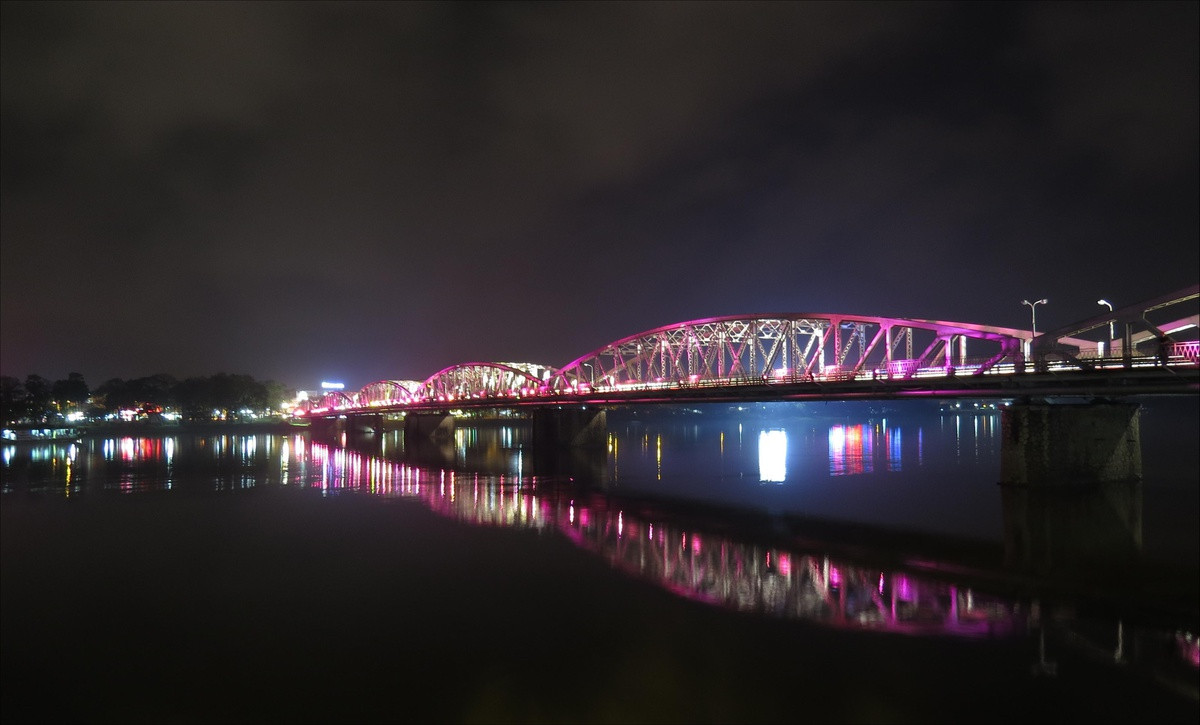 Cầu Trường Tiền là cây cầu sắt đầu tiên bắc qua sông Hương, được xây dựng từ năm 1897, trải qua biết bao thăng trầm của lịch sử đất nước, giờ đây vẫn sừng sững hiên ngang như một biểu tượng của mảnh đất cố đô.