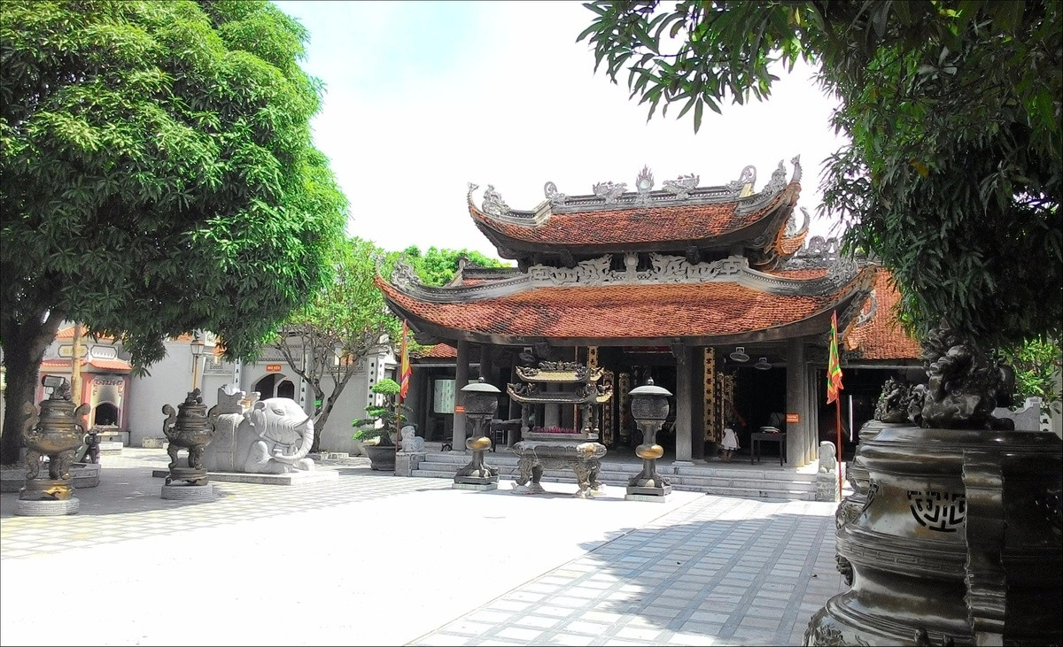 Đền Đô, hay còn gọi là đền Lý Bát Đế, là một quần thể kiến trúc tín ngưỡng thờ 8 vị vua đầu tiên của triều Lý, được vua Lý Thái Tông xây dựng từ năm 1030. Các công trình trong đền được xây dựng công phu, chạm khắc tinh xảo, lưu giữ lịch sử cũng như những nét văn hóa truyền thống tốt đẹp của đất Kinh Bắc.