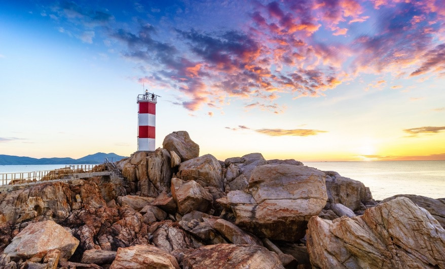 Ngọn hải đăng ở Gành Đèn (Phú Yên) nổi bật với hai màu sơn trắng đỏ, được bao quanh bởi những khối đá đủ hình thù kỳ lạ. Không nổi tiếng như ngọn hải đăng ở mũi Đại Lãnh, vì thế khu vực xung quanh Gành Đèn còn khá hoang sơ, biển trong xanh tuyệt đẹp.