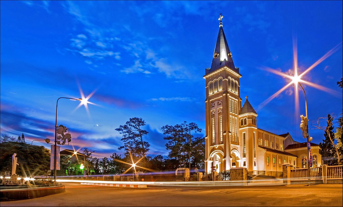 Nhà thờ Con Gà có tên chính thức là Nhà thờ chính tòa Thánh Nicola Bairi, trên đỉnh tháp chuông có biểu tượng hình con gà lớn, kiến trúc tiêu biểu cho trường phái Roman ở châu Âu, hấp dẫn du khách tới thăm xứ sở ngàn hoa.