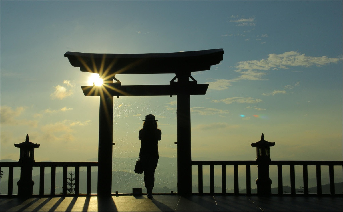 Được ví như "cổng trời bí mật" ở Lâm Đồng, chùa Linh Quy Pháp Ấn ẩn mình giữa đại ngàn, mang vẻ đẹp yên bình, thanh tịnh như chốn bồng lai tiên cảnh. Nét kiến trúc tinh tế cùng nhiều góc tĩnh tại trong ngôi chùa mang lại sự thanh thản trong tâm hồn.