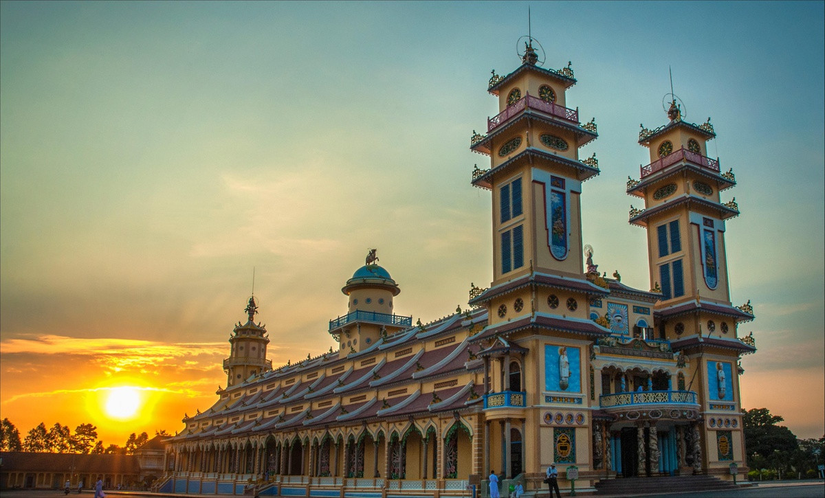 Tòa Thánh Tây Ninh không những có ý nghĩa quan trọng về mặt tôn giáo, là nơi hành hương của 5 triệu tín đồ đạo Cao Đài khắp thế giới mỗi năm, mà còn là niềm tự hào của người dân Tây Ninh. Nơi đây thu hút đông đảo khách du lịch trong và ngoài nước nhờ kiến trúc độc đáo, cuốn hút.