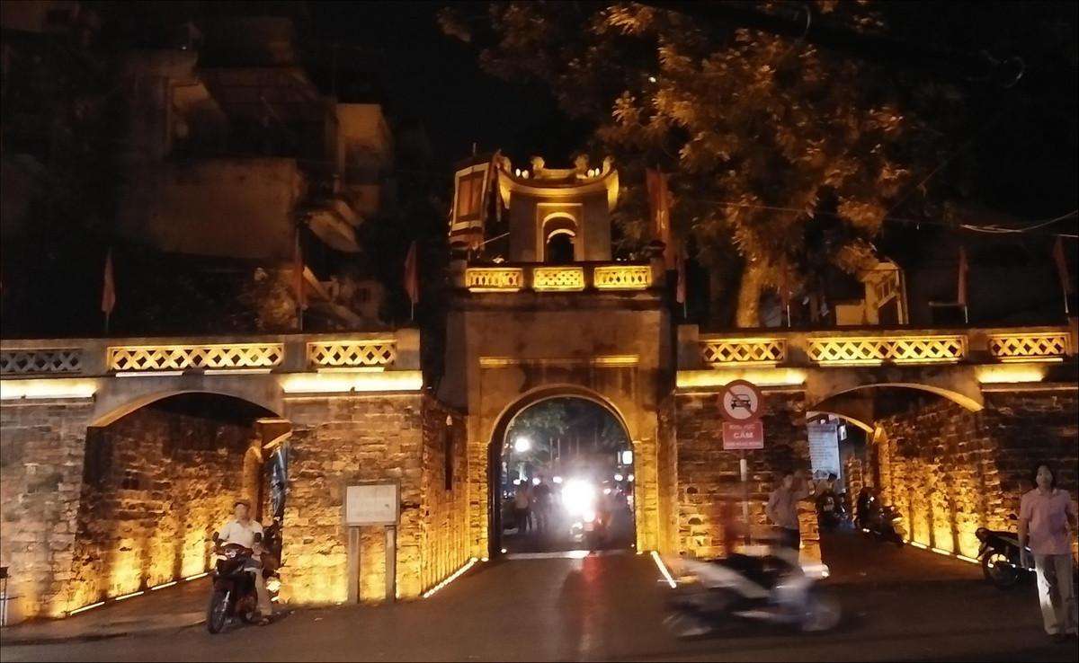 Thành Thăng Long trước kia có rất nhiều cửa ô, nhưng nổi tiếng nhất vẫn là 5 cửa ô: Đống Mác, Cầu Dền, Cầu Giấy, Chợ Dừa và Quan Chưởng. Sau những biến cố của lịch sử, giờ đây chỉ còn duy nhất Ô Quan Chưởng vẫn tồn tại.