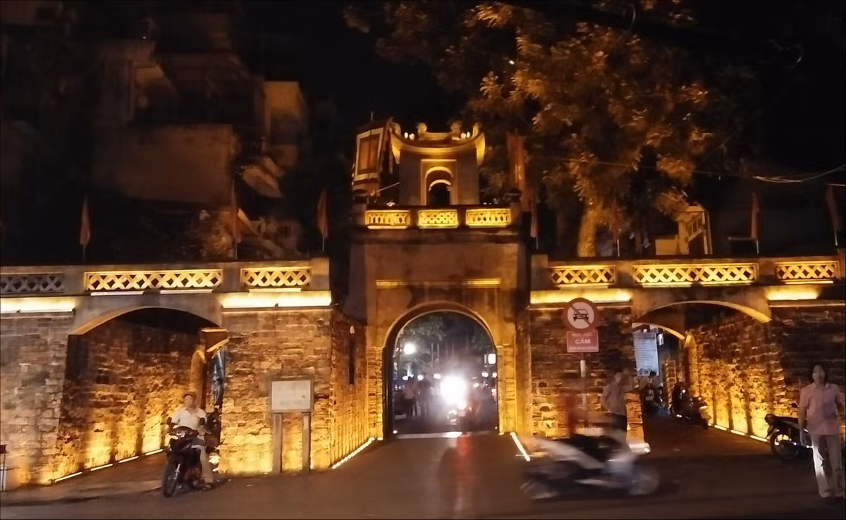 Thành Thăng Long trước kia có rất nhiều cửa ô, nhưng nổi tiếng nhất vẫn là 5 cửa ô: Đống Mác, Cầu Dền, Cầu Giấy, Chợ Dừa và Quan Chưởng. Sau những biến cố của lịch sử, giờ đây chỉ còn duy nhất Ô Quan Chưởng vẫn tồn tại.