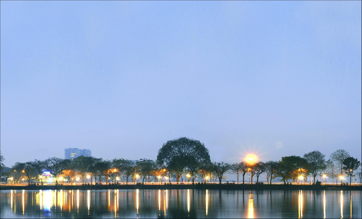 Đường Thanh Niên là một trong những con đường độc đáo và lãng mạn nhất thủ đô, nằm giữa hồ Tây và Trúc Bạch. Người dân thường ra đây để ngắm hoàng hôn thơ mộng buông xuống hồ Tây.