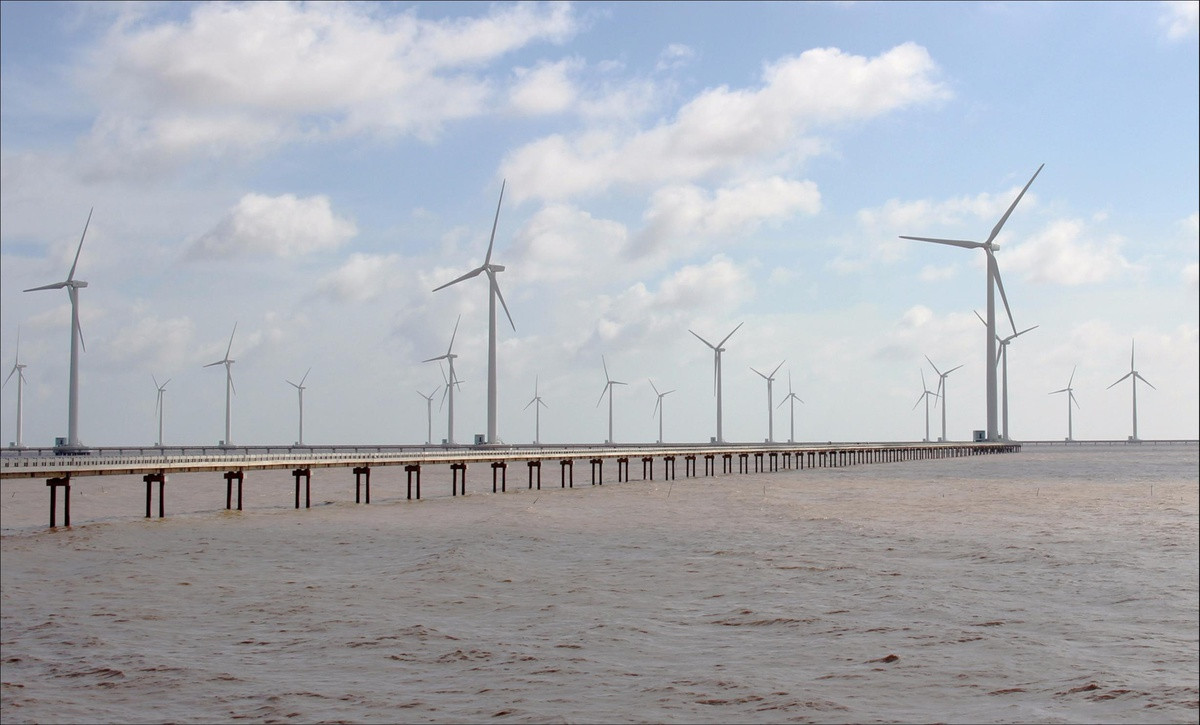 Nhà máy điện gió Bạc Liêu có các tua-bin được đặt dọc theo đê Biển Đông, kéo dài từ phường Nhà Mát đến ranh giới tỉnh Sóc Trăng, chiếm tổng diện tích khoảng 1.300 ha, là nhà máy điện gió quy mô lớn nhất cả nước. Đây cũng là điểm check-in quen thuộc của giới trẻ khi đến thăm "quê hương công tử Bạc Liêu".