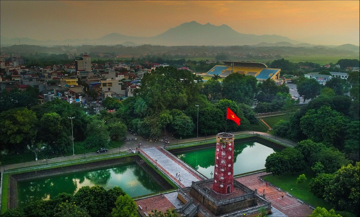 Thành cổ Sơn Tây (Hà Nội) là tòa thành quân sự bằng đá ong duy nhất ở Việt Nam, xây dựng vào năm Minh Mạng thứ 3 (1822) với tường thành bằng đá ong, kiến trúc kiên cố để bảo vệ khu vực Bắc Thăng Long. Công trình được công nhận là di tích lịch sử kiến trúc quốc gia, gắn với nhiều sự kiện lịch sử quan trọng.