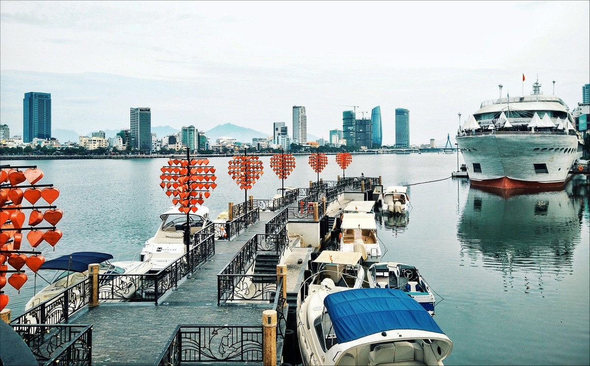 Nằm bên bờ sông Hàn (Đà Nẵng), cầu Tình Yêu thu hút đông đảo khách du lịch, đặc biệt là giới trẻ đến để cảm nhận không khí lãng mạn dưới những ánh đèn lồng hình trái tim, cùng móc khóa tình yêu vào thành cầu để lưu giữ kỷ niệm.