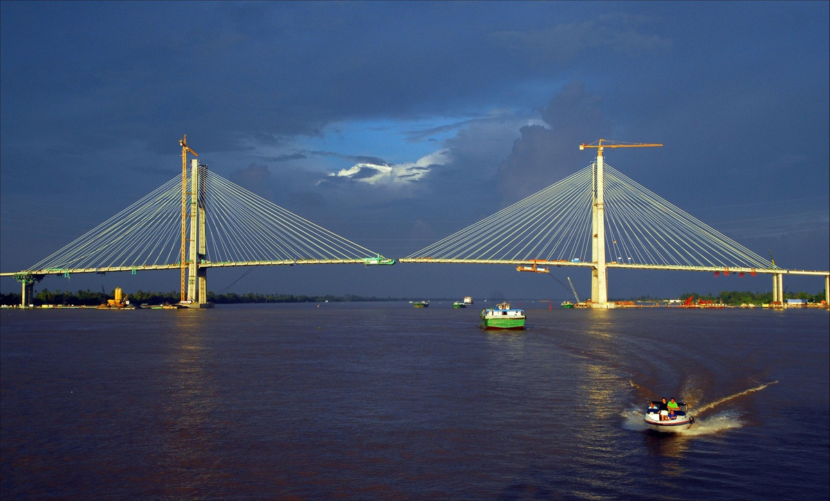 Cầu Cao Lãnh là cây cầu dây văng đang xây dựng bắc qua sông Tiền, nối liền thành phố Cao Lãnh và huyện Lấp Vò của tỉnh Đồng Tháp, dự kiến thông xe vào tháng 11/2017. Khi hoàn thành, cầu Cao Lãnh sẽ kết nối mạng lưới giao thông khu vực phía tây đồng bằng sông Cửu Long, đồng thời bến phà Cao Lãnh sẽ ngưng hoạt động.