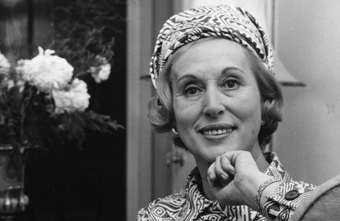 Leonard viết: “Thị trường ngách mà bà chọn là các cửa hàng chuyên kinh doanh sang trọng như Himelhoch của Detroit, Sakowitz &amp; Co ở Houston… Đó cũng chính là một chiến lược mà công ty đã biến thành một câu thần chú: “Khởi động ở vị trí hàng đầu và luôn ở vị trí dẫn đầu.”