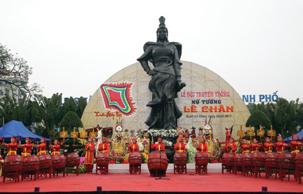 Tại Hải Phòng, tượng đài nữ tướng anh hùng đúc bằng đồng đen đã được dựng ngay giữa trung tâm thành phố sầm uất.