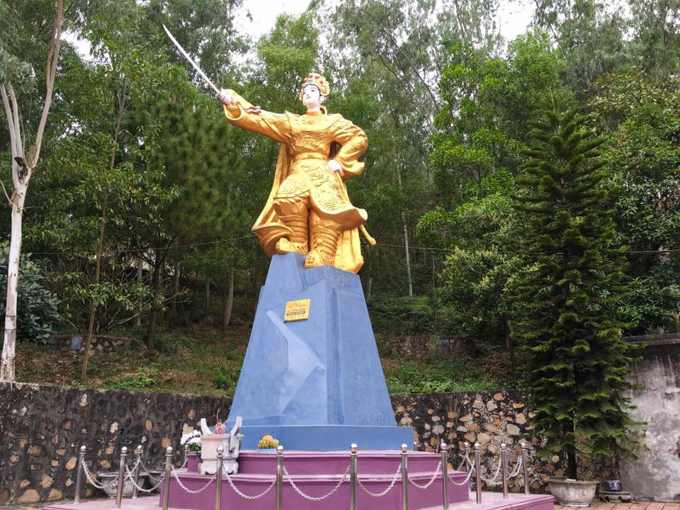 Cũng tại đây Lê Chân đã lập ra đội dân binh gồm đủ cả nam lẫn nữ. Bà lập trại ấp, chiêu mộ dân xây dựng vùng biển có vị trí quan trọng này làm căn cứ và cũng là nơi sản xuất lúa gạo, cá, mắm, muối làm hậu cần sau này.