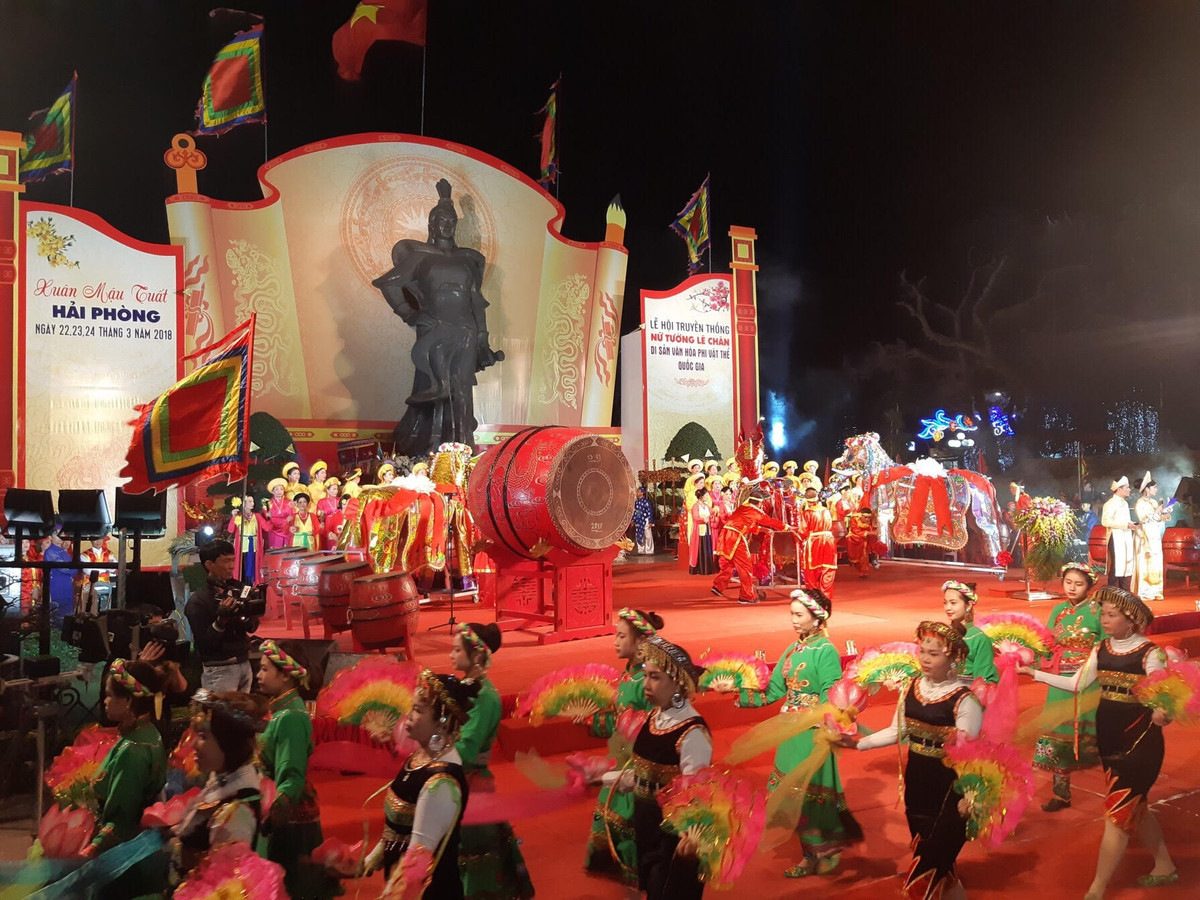 Tương truyền, sau khi tuẫn tiết bà báo mộng cho dân An Biên nếu thấy tượng đá trên sông thì rước về. Quả nhiên, dân địa phương thấy phiến đá bèn rước đón. Khi tới vùng đền Nghè hiện nay dây chão đứt, dân làng quan niệm Thánh Mẫu muốn ngự ở đây nên dựng một chiếc am tranh (bằng cỏ) để thờ.