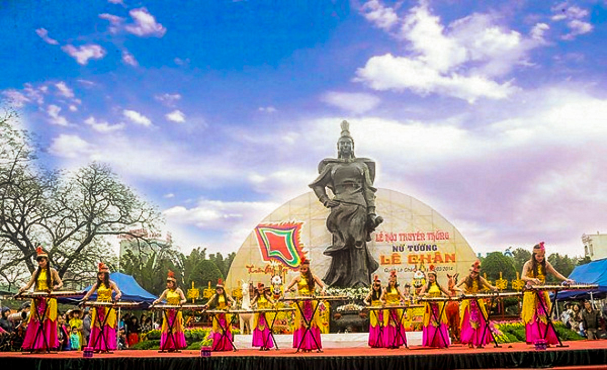 Tưởng nhớ công đức của nữ tướng Lê Chân nhân dân nhiều nơi đã lập đền thờ Bà: làng Vẻn (An Biên) - Đông Triều; làng An Biên - Hải Phòng; làng Hoàng Mai (Hà Nội); làng Lạc Sơn - Hà Nam; đền Đồng Nhân - Hà Nội, đền Hạ Lôi (Vĩnh Phúc).