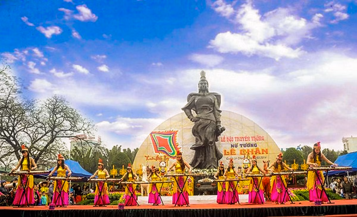 Tưởng nhớ công đức của nữ tướng Lê Chân nhân dân nhiều nơi đã lập đền thờ Bà: làng Vẻn (An Biên) - Đông Triều; làng An Biên - Hải Phòng; làng Hoàng Mai (Hà Nội); làng Lạc Sơn - Hà Nam; đền Đồng Nhân - Hà Nội, đền Hạ Lôi (Vĩnh Phúc).