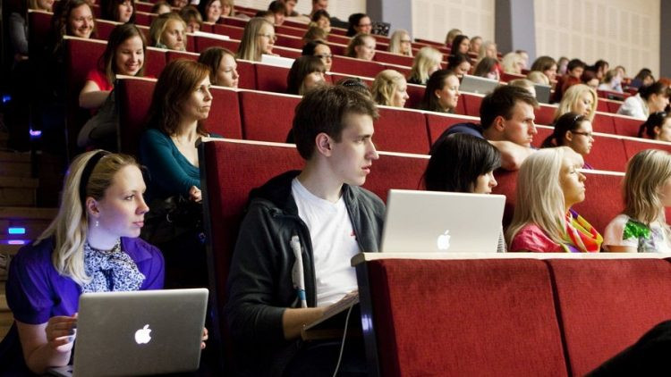 Họ không dạy một đứa trẻ cách lập trình một chương trình khi mới lên 6 tuổi, nhưng nhà trường dạy trẻ những nền tảng cần thiết. Phương pháp tiếp cận giáo dục này rất hiệu quả đối với học sinh ở Estonia. 