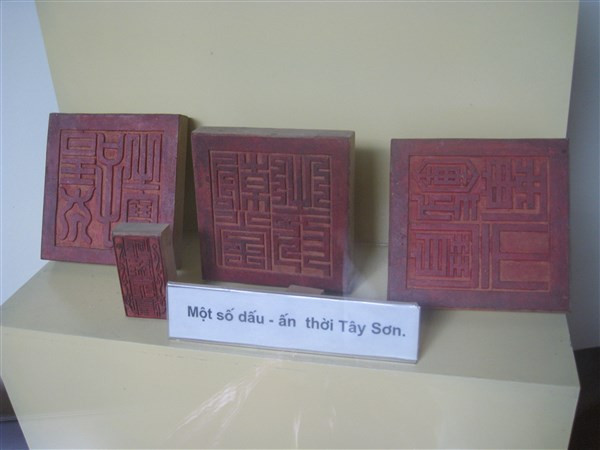 Theo Võ nhân Bình Định: Trong lần đàm đạo tướng Nguyễn Quang Huy, một cựu tướng khác của nhà Tây Sơn cũng đang ẩn náu, Nguyễn Văn Lộc tâm sự: “Cựu thần nhà Tây Sơn, văn cũng như võ, còn khá nhiều tay tài tuấn, sao không hợp sức lại cùng lo việc phục hưng”.