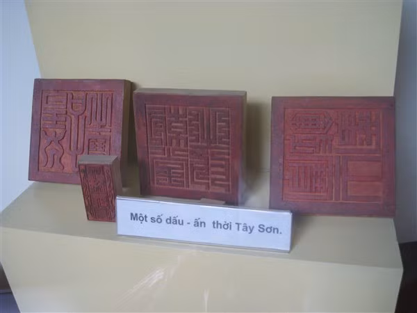 Theo Võ nhân Bình Định: Trong lần đàm đạo tướng Nguyễn Quang Huy, một cựu tướng khác của nhà Tây Sơn cũng đang ẩn náu, Nguyễn Văn Lộc tâm sự: “Cựu thần nhà Tây Sơn, văn cũng như võ, còn khá nhiều tay tài tuấn, sao không hợp sức lại cùng lo việc phục hưng”.