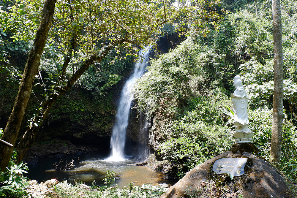 Dòng nước ầm ầm cuồn cuộn chảy xiết quyện vào tiếng lá cây xào xạc trong gió, cùng màn sương trắng huyền ảo khiến thác Tam Hợp đẹp say lòng người.