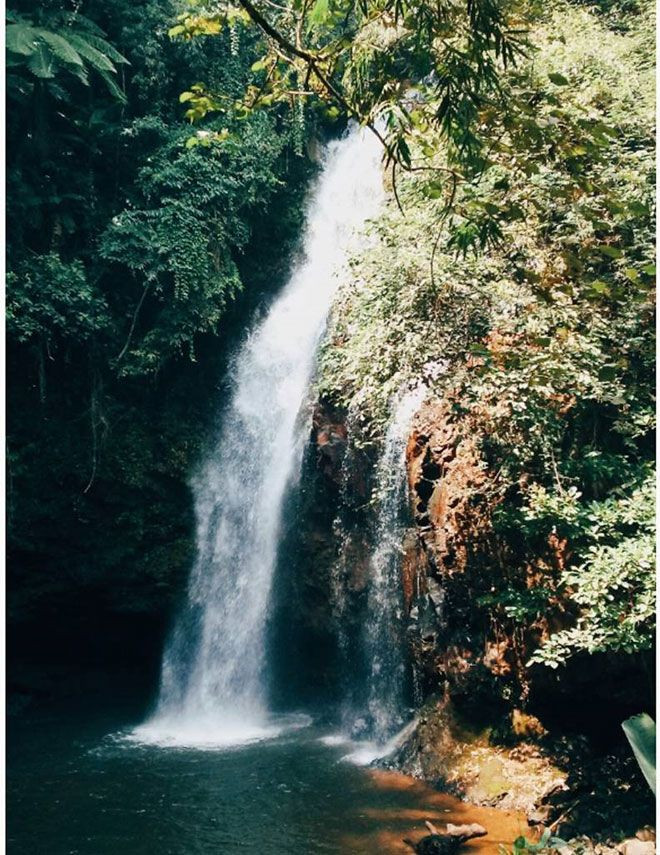 Ngọn thác Tam Hợp nằm giữa khu rừng nguyên sinh cành lá dày đặc, vì đường đi xa xôi cách trở nên rất ít người đặt chân tới. 