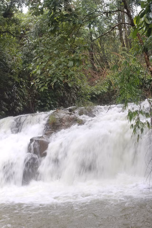 Cùng với hiểm trở là sự hùng vĩ. Cách xa hàng trăm mét đã nghe thấy tiếng thác đổ ầm ầm, bao trùm cả không gian núi rừng. Dòng nước lớn từ trên thượng nguồn đổ về tuôn chảy không ngừng, va vào những tảng đá chắn ngang đường, tung bọt trắng xoá. 