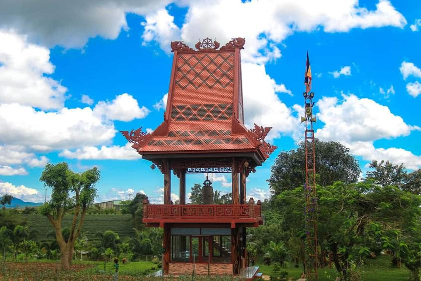 Trong khuôn viên chùa là các công trình Phật giáo như: cổng tam quan, chánh điện, hồ nước, các tượng Phật…