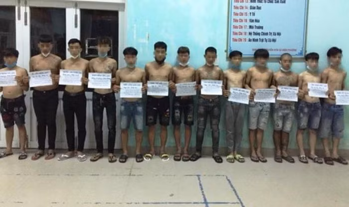 Vay bat hon 20 thanh thieu nien mang hung khi de hon chien