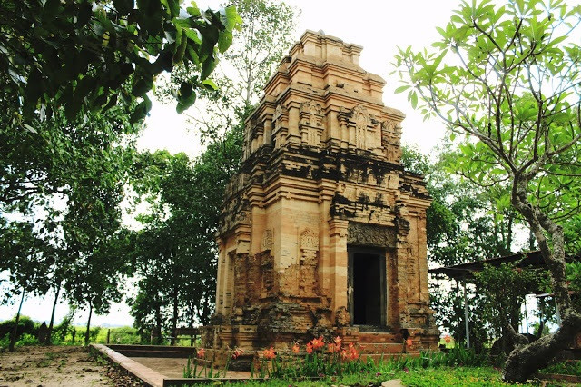 Tổng thể kiến trúc tháp cổ Bình Thạnh gồm ba tháp chính. Tuy nhiên, đến nay tháp giữa và tháp phía Bắc chỉ còn lại dấu tích. Tháp phía Nam còn “trụ” được qua thời gian nhờ được trùng tu năm 1998.