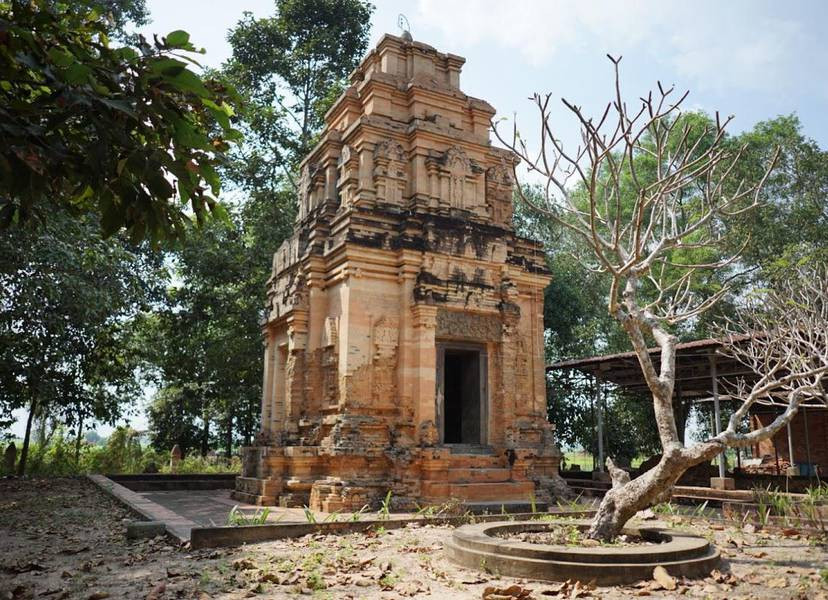 Tháp cổ Bình Thạnh Tây Ninh nổi tiếng với kiến trúc vô cùng tinh xảo. Tháp được xây dựng bằng gạch với kỹ thuật tương tự như ở các đền Tháp Chăm nổi tiếng ở miền Trung nước ta. Kỹ thuật xây dựng này đã bị thất truyền từ lâu và vẫn là một ẩn số đối với khoa học.