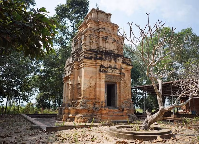 Tháp cổ Bình Thạnh Tây Ninh nổi tiếng với kiến trúc vô cùng tinh xảo. Tháp được xây dựng bằng gạch với kỹ thuật tương tự như ở các đền Tháp Chăm nổi tiếng ở miền Trung nước ta. Kỹ thuật xây dựng này đã bị thất truyền từ lâu và vẫn là một ẩn số đối với khoa học.