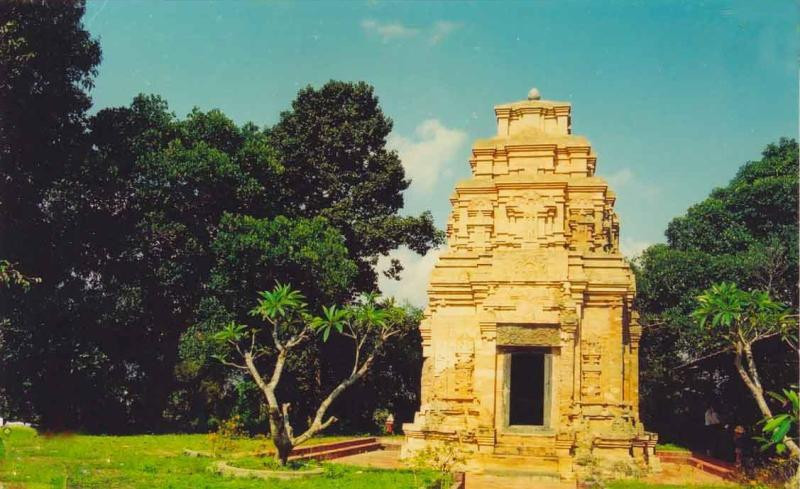 Các viên gạch được liên kết với nhau mà không sử dụng bất kỳ chất liệu kết dính nào. Chúng liền khít với nhau đến mức cho đến nay vẫn có người nghĩ rằng người xưa đã xếp gạch mọc rồi nung cả khối tháp.