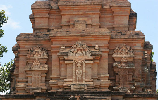 Tháp cao 10m, được xây dựng trên nền đất vuông, mỗi cạnh dài 5m.