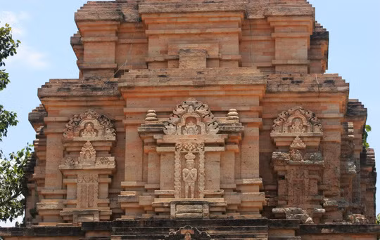 Tháp cao 10m, được xây dựng trên nền đất vuông, mỗi cạnh dài 5m.