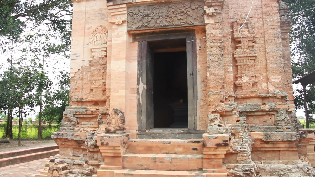 Về điêu khắc, trang trí đền Tháp Bình Thạnh là những tác phẩm tuyệt mỹ. Các họa tiết phù điêu không chỉ đẹp về tạo hình, tỉ mỉ đến trau chuốt trong tạo tác mà còn mang tính biểu tượng cao.