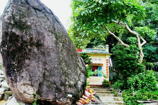 Thuỷ Đài Sơn (Núi Nước): Chiều cao khiêm tốn nhất trong 37 ngọn núi (54m) nhưng Núi Nước vẫn được xếp vào Thất Sơn bởi theo người xưa nơi đây quy tụ nhiều linh khí của đất trời.