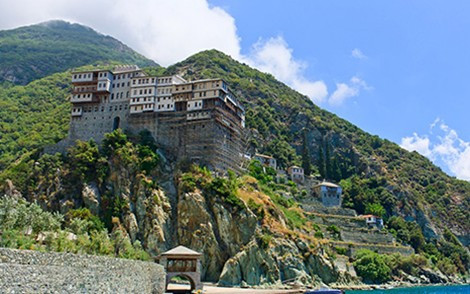 Các quan tài đá cổ nằm ở Assos, một trong những thị trấn cổ xưa nhất tại tỉnh Canakkale, Thổ Nhĩ Kỳ, cách Lesvos của Hy Lạp chỉ 11km đường chim bay. Thị trấn này được thành lập vào khoảng thế kỷ 9-10 trước Công nguyên (TCN). 