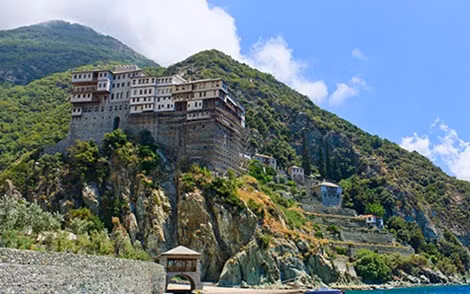 Các quan tài đá cổ nằm ở Assos, một trong những thị trấn cổ xưa nhất tại tỉnh Canakkale, Thổ Nhĩ Kỳ, cách Lesvos của Hy Lạp chỉ 11km đường chim bay. Thị trấn này được thành lập vào khoảng thế kỷ 9-10 trước Công nguyên (TCN). 