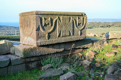 Phần mộ mai táng lâu đời nhất được tìm thấy trong nghĩa địa là những chiếc quan tài hình thuyền lớn có niên đại từ giữa thế kỷ 7 TCN. Chúng được đặt trong các huyệt mộ với phần miệng hướng về phía đông và được đậy kín bằng một hòn đá lớn.