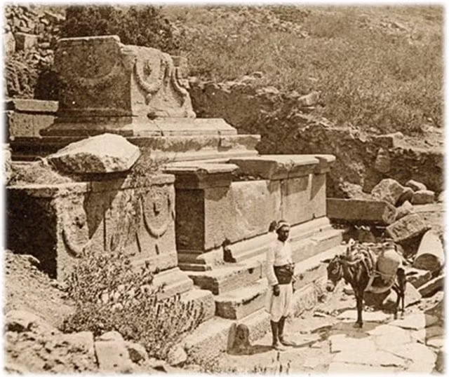 Một số giả thiết cho rằng, tốc độ “ăn thịt” nhanh một cách khủng khiếp của các quan tài cổ này có khả năng là do trong quan tài có nhôm.