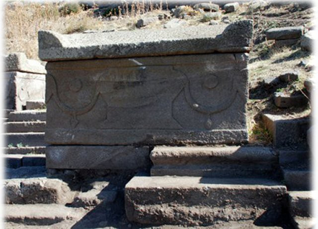 Ban đầu chúng chỉ là những cỗ quan tài đơn giản được tạc từ đá mắc-ma (andesite). Tuy nhiên, sau đó, người ta đã phát hiện ra bí mật rợn người, đó khả năng phân hủy xác chết với thời gian kỷ lục chỉ khoảng 40 ngày.