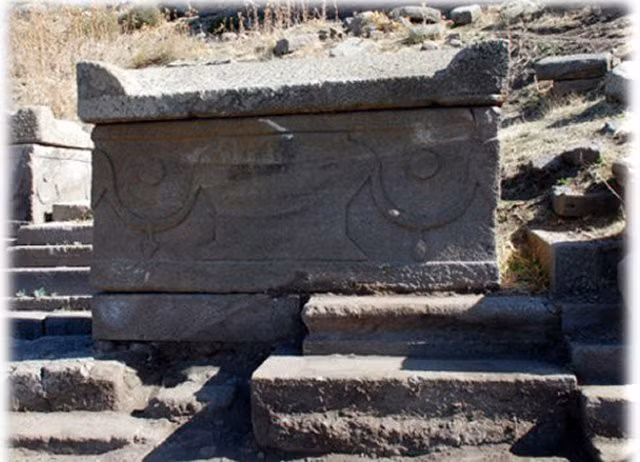 Ban đầu chúng chỉ là những cỗ quan tài đơn giản được tạc từ đá mắc-ma (andesite). Tuy nhiên, sau đó, người ta đã phát hiện ra bí mật rợn người, đó khả năng phân hủy xác chết với thời gian kỷ lục chỉ khoảng 40 ngày.