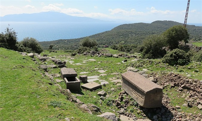 Tuy nhiên, ngoài lịch sử văn hóa lâu đời, thị trấn Assos còn nổi danh nhờ nghĩa địa cổ bí ẩn, nơi những quan tài bằng đá có thể làm tan rã xác chết với tốc độ rất nhanh.