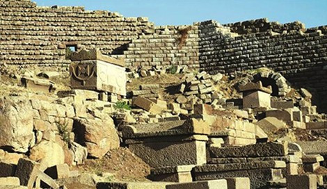 Kích thước phổ biến của những chiếc quan tài này dài khoảng 2m, chiều rộng và chiều cao tương đương 80-90 cm. Trọng lượng của mỗi chiếc đạt 3 tấn.