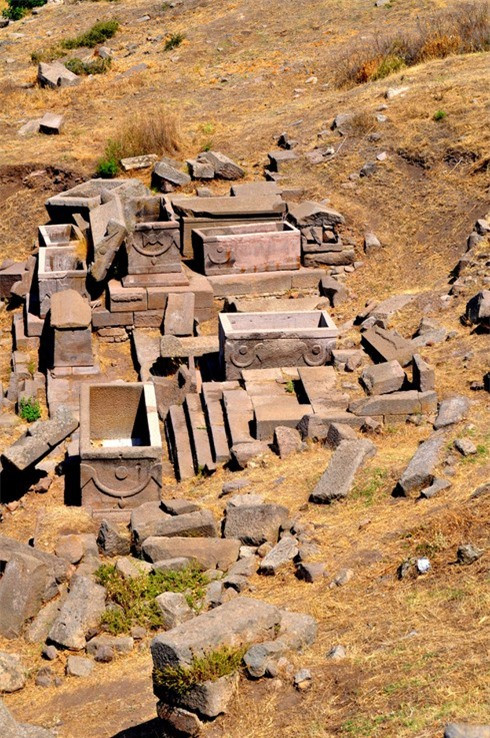 Nhôm có thể đốt cháy da người nên dân cổ xưa ở Assos đã bỏ thêm vật liệu này vào bên trong quan tài. Tuy nhiên, đến giờ đây mới chỉ là giả thiết. Liệu xác chết phân hủy nhanh có phải do nhôm, tại sao người cổ xưa lại muốn phân hủy xác nhanh...