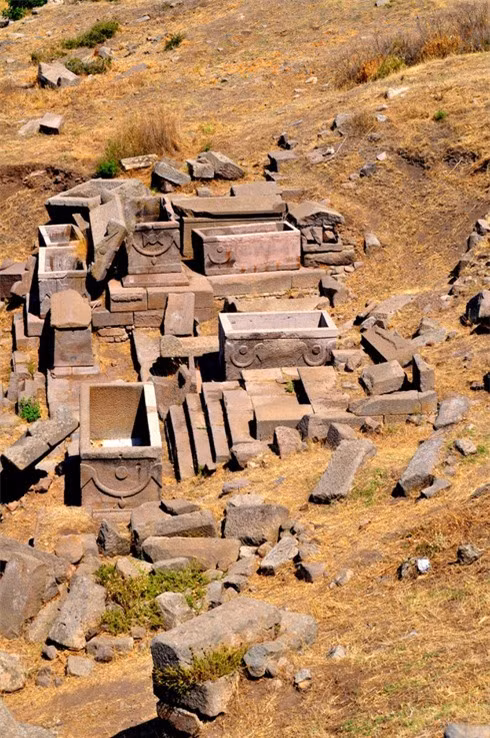 Nhôm có thể đốt cháy da người nên dân cổ xưa ở Assos đã bỏ thêm vật liệu này vào bên trong quan tài. Tuy nhiên, đến giờ đây mới chỉ là giả thiết. Liệu xác chết phân hủy nhanh có phải do nhôm, tại sao người cổ xưa lại muốn phân hủy xác nhanh...