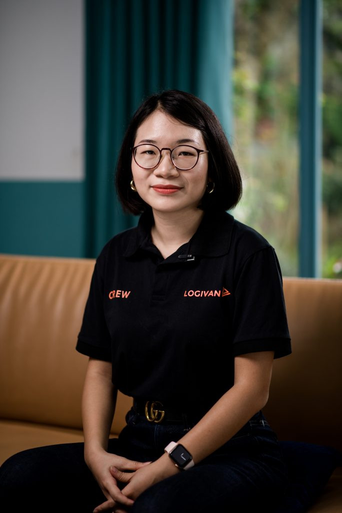 Khi du học, Linh cùng bạn thực hiện ứng dụng nhận phiếu giảm giá dạng Snapchat kết hợp Groupon. Ứng dụng khi ra mắt tại Cambridge rất thành công nhưng tại London lại không được ưa dùng. Vì thế, Linh và bạn quyết định ngừng kinh doanh.