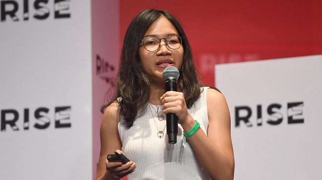 Cô gái trẻ trưởng thành từ dân chuyên Lý, Trường THPT Chuyên Khoa học Tự nhiên, ĐHQG Hà Nội. Sau đó, Phạm Khánh Linh theo học Đại học Cambridge danh giá.