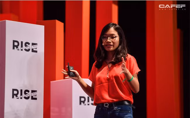 Tháng 11/2017, Phạm Khánh Linh thành lập Logivan. Cô gái trẻ kể khi có ý tưởng đã mua liền hàng chục tên miền “.com” với giá 30 USD. Hai tuần sau, Linh đã quyết định lấy tên là Logivan bởi đó là cái tên gợi lên cho mọi người nghĩ về hậu cần.