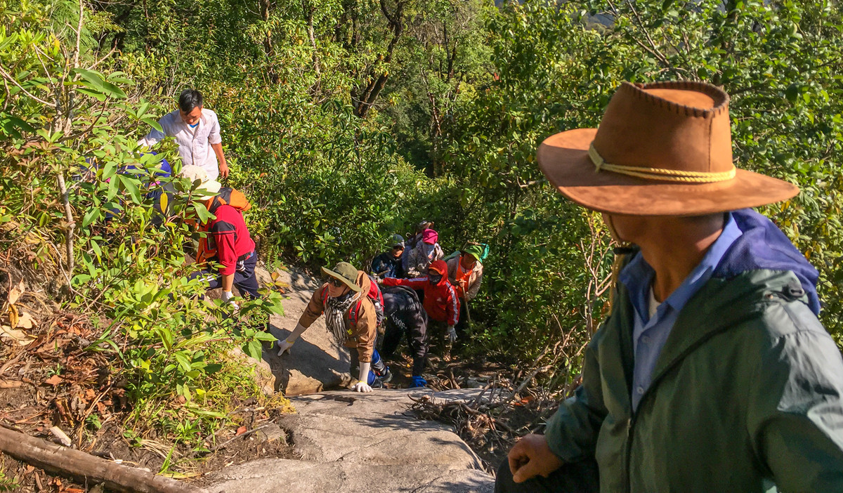 Ngay từ điểm đầu tiên, Bạch Mộc Lương Tử đã báo hiệu một chặng đường khó khăn bởi phải vượt qua rừng tre, rừng tậm với những cây cổ thụ thân thấp xù xì mang màu xám đen ma mị...