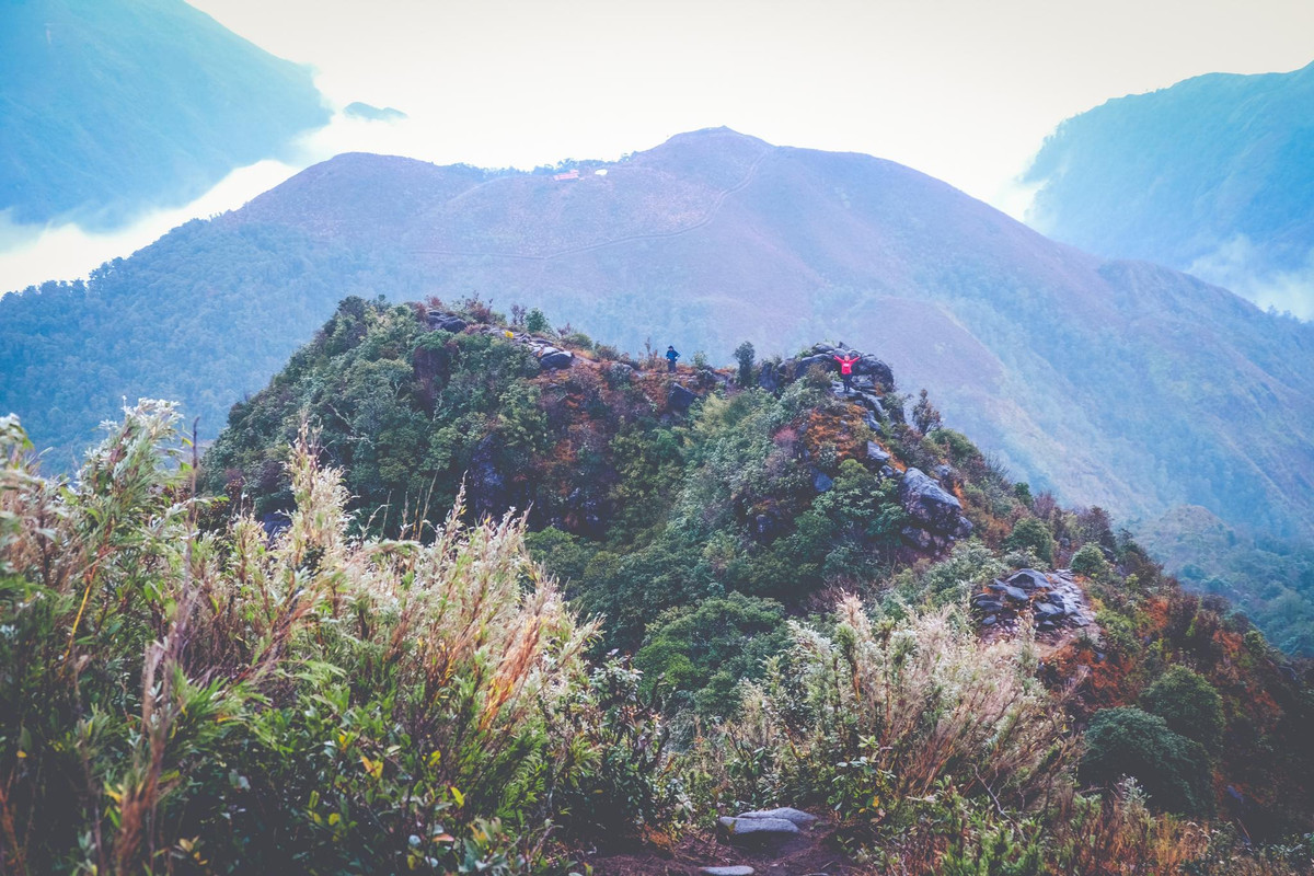 Bạch Mộc Lương Tử - Kỳ Quan San có độ cao 3.046m so với mặt biển. Ngọn núi này mới được khai phá đường lên năm 2012, nên đến nay vẫn còn là một địa danh nhiều bí ẩn.